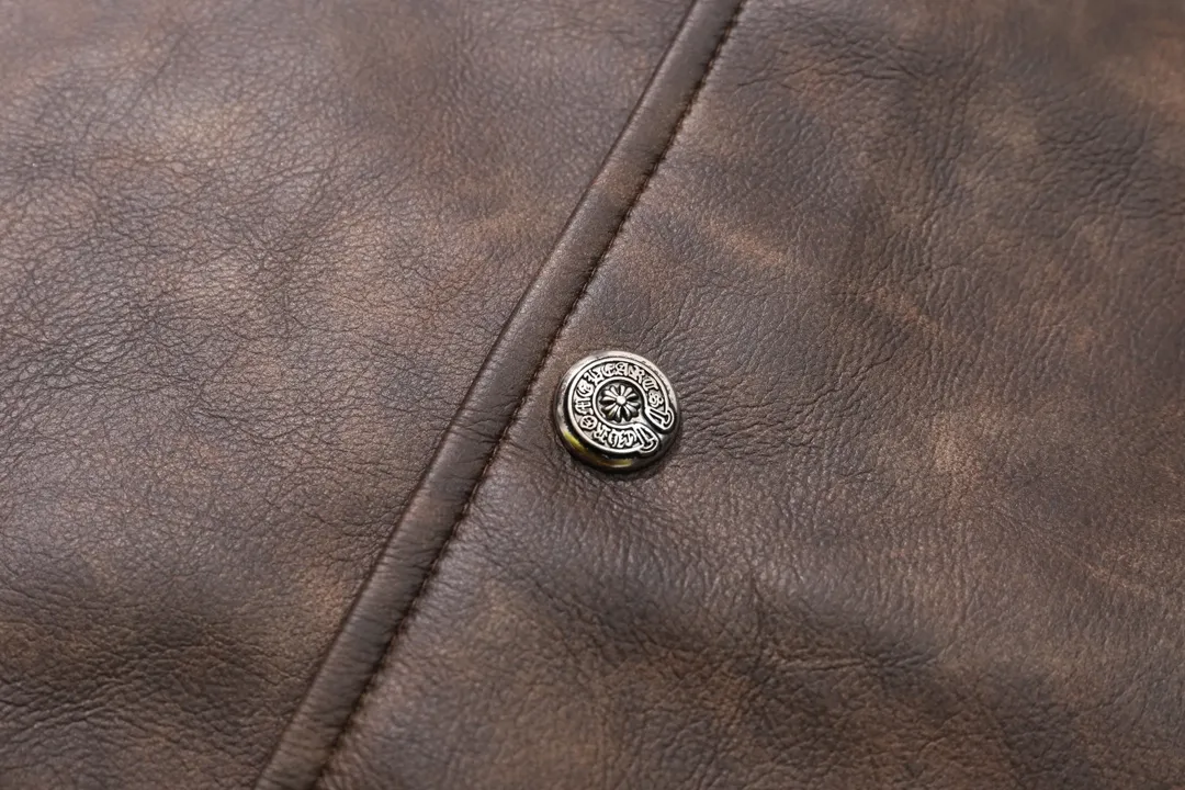 P390 Model No. Y624 Chromehearts/Chromehearts full leather spliced ​​baseball jacket. Channel boutique. The most popular baseball jacket for trendy men and trendy women. There are versions at all levels in the market (you must compare the details). The most powerful quality control has been producing and researching baseball uniforms for 7 years. The details are exquisite. With it, you are the most beautiful boy in the world. The paint-coated full-face four-button buckle (button with LOGO), the average weight of the fabric is nearly 900 grams, and it is made of wool + eyeliner blended, custom-woven and dyed wool with high color fastness. The lining is made of silky and delicate cupro fiber! The texture is thick, the color is more uniform and beautiful, and the sharp edges and corners are full of three-dimensionality, showing laziness, casualness, and youthful vitality! size：M-XXL